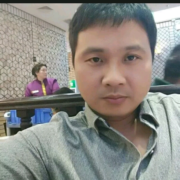 飘舞的枫叶的照片