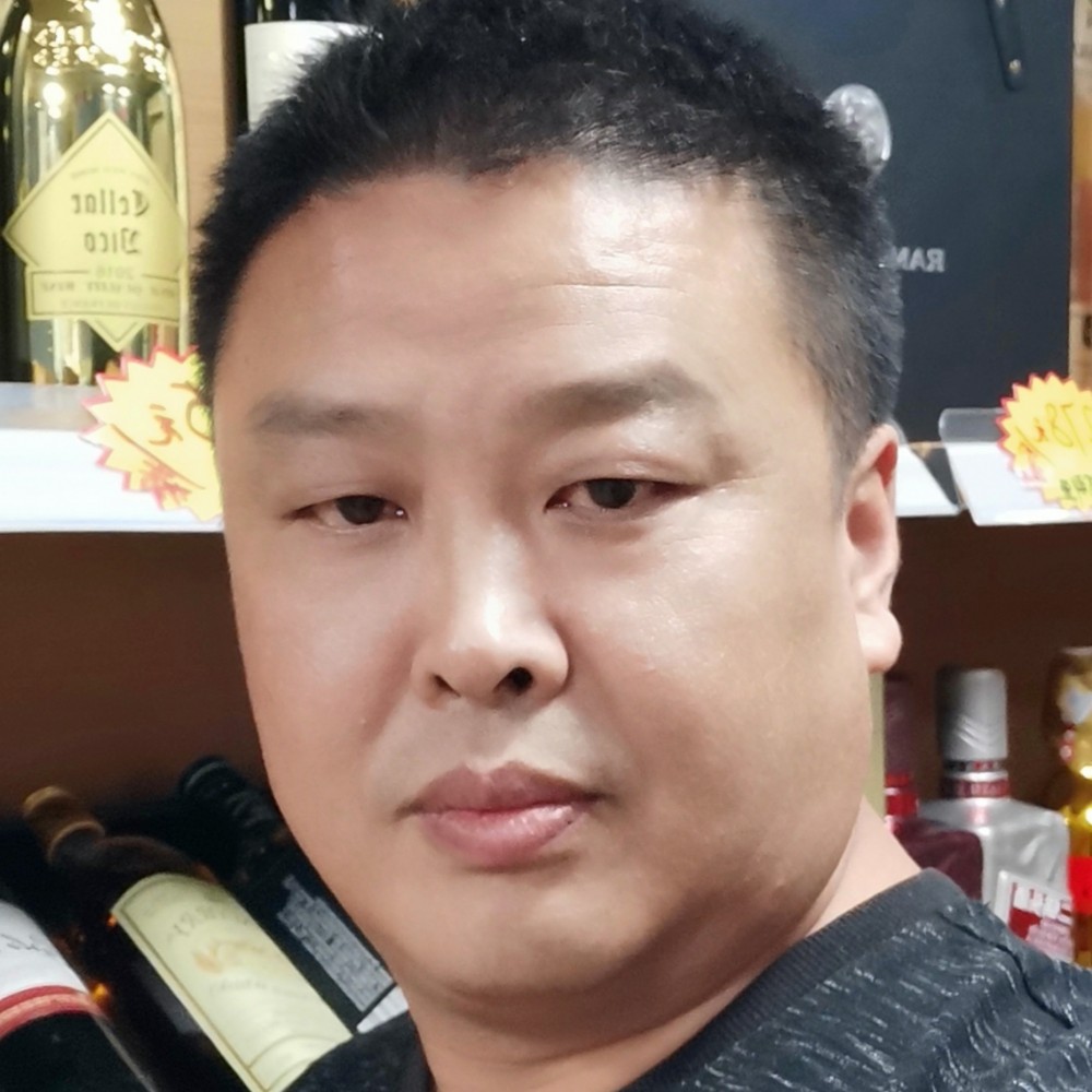 清秀深拥青衫的照片