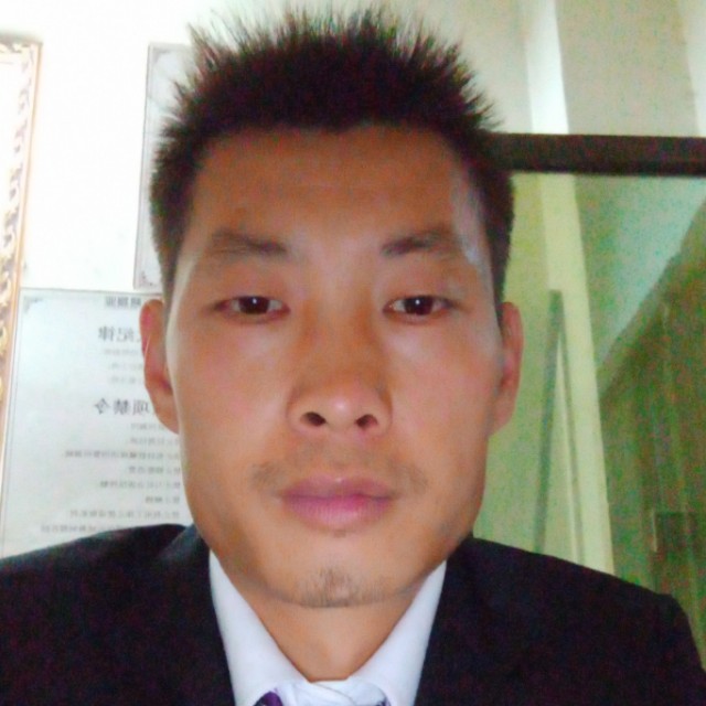 沐樱凝眸彩色的照片
