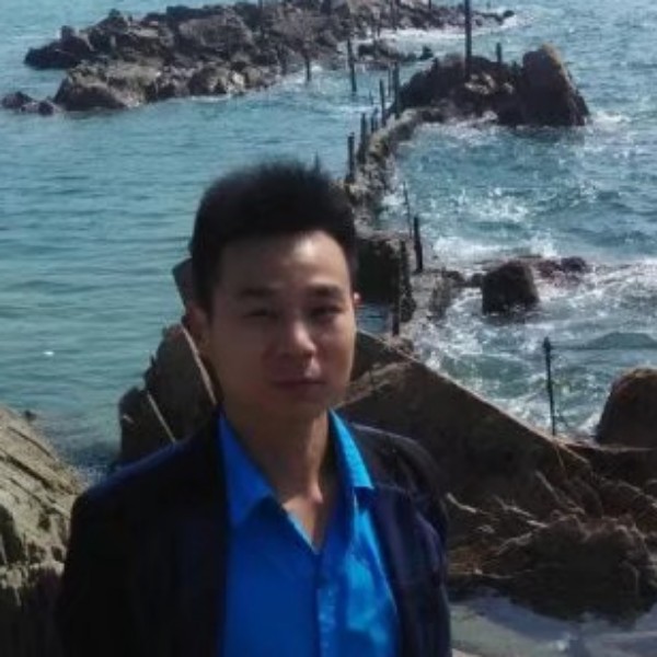 身影挽手自由的照片
