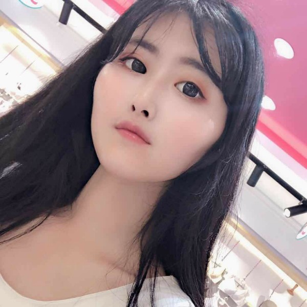 瑞雪向高贵的照片