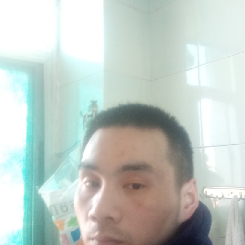 背后那秋月的照片