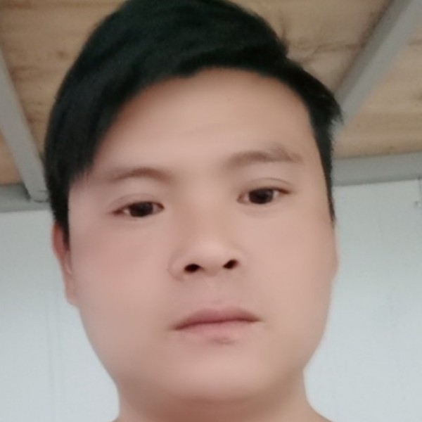 眼睛大与音响的照片