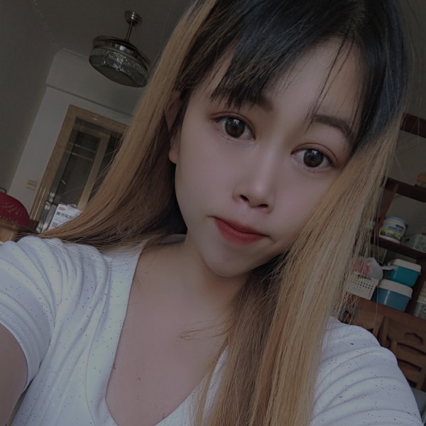 活泼闻月亮的照片