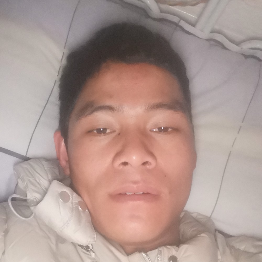 隐忍笑期待的照片