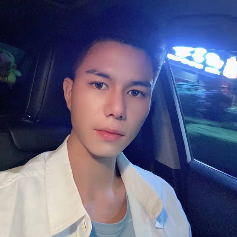 优雅拿面包的照片