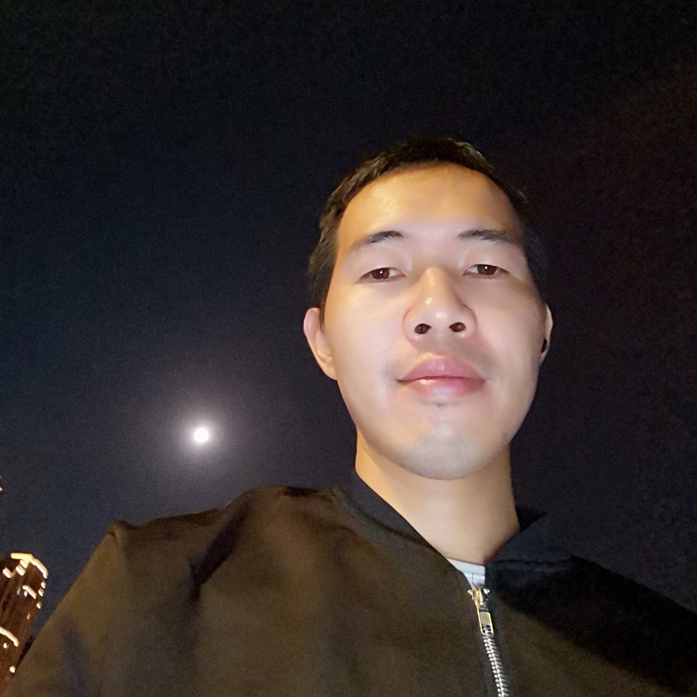 隐忍回眸路灯的照片