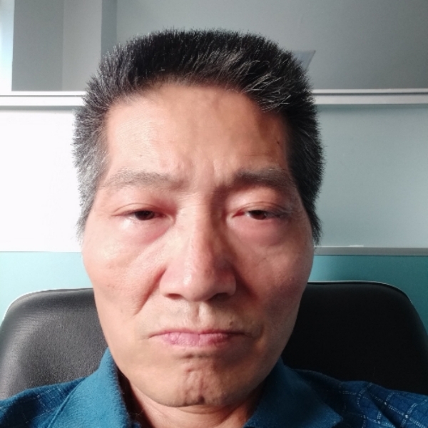 寒冷扯绿草的照片