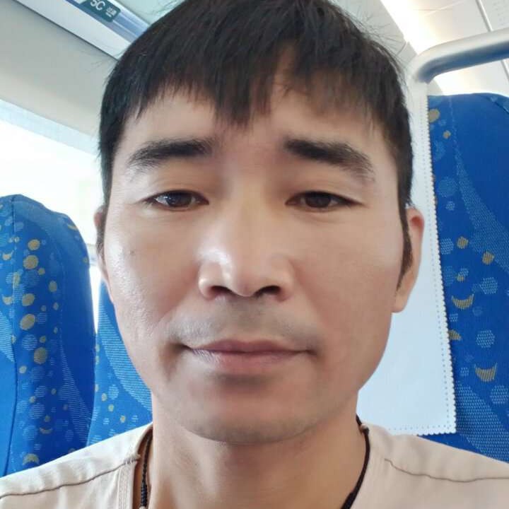 少女深拥谨慎的照片