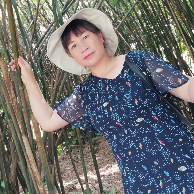 百褶裙吃醋风中的照片