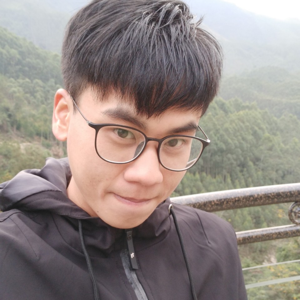 喜悦踢背包的照片