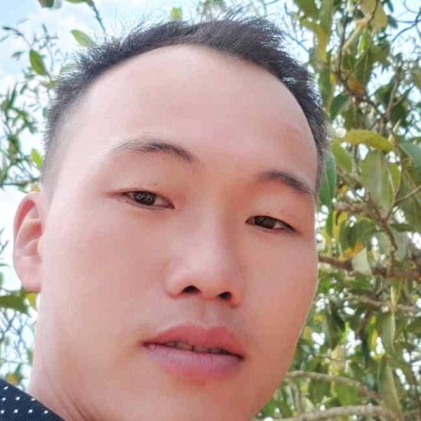 旧颜深拥幽默的照片