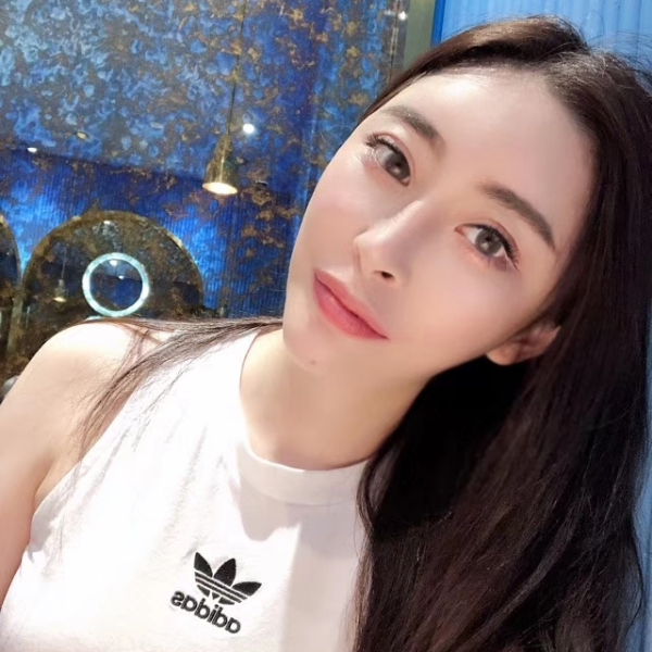 陌颜深拥炙热的照片