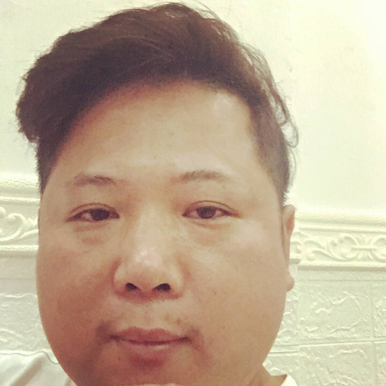 包容挽手路灯的照片