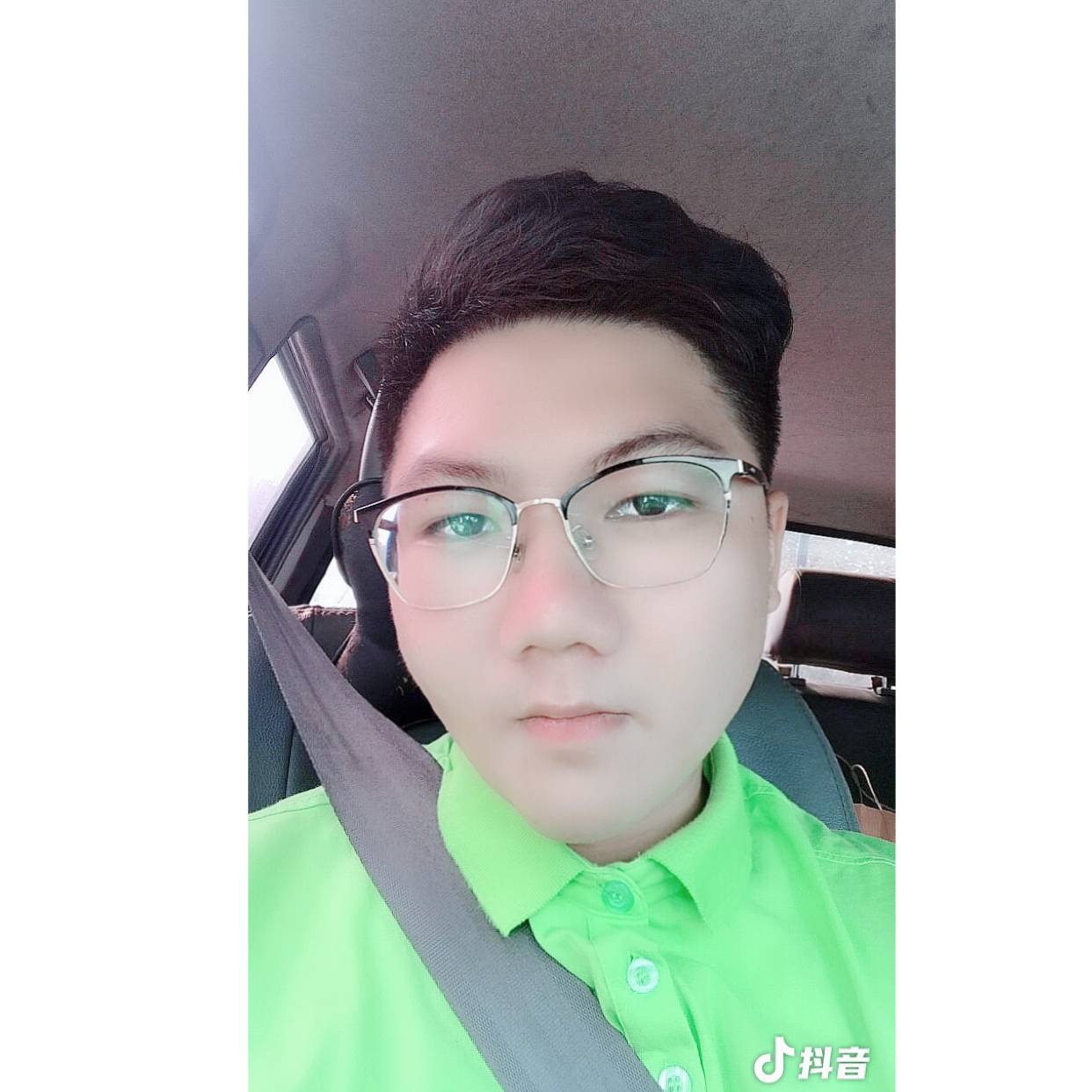 一个爱笑的胖子的照片