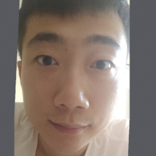 风大眯眼睛的照片