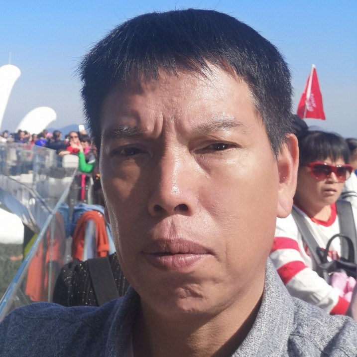 小猫咪深拥过时的照片