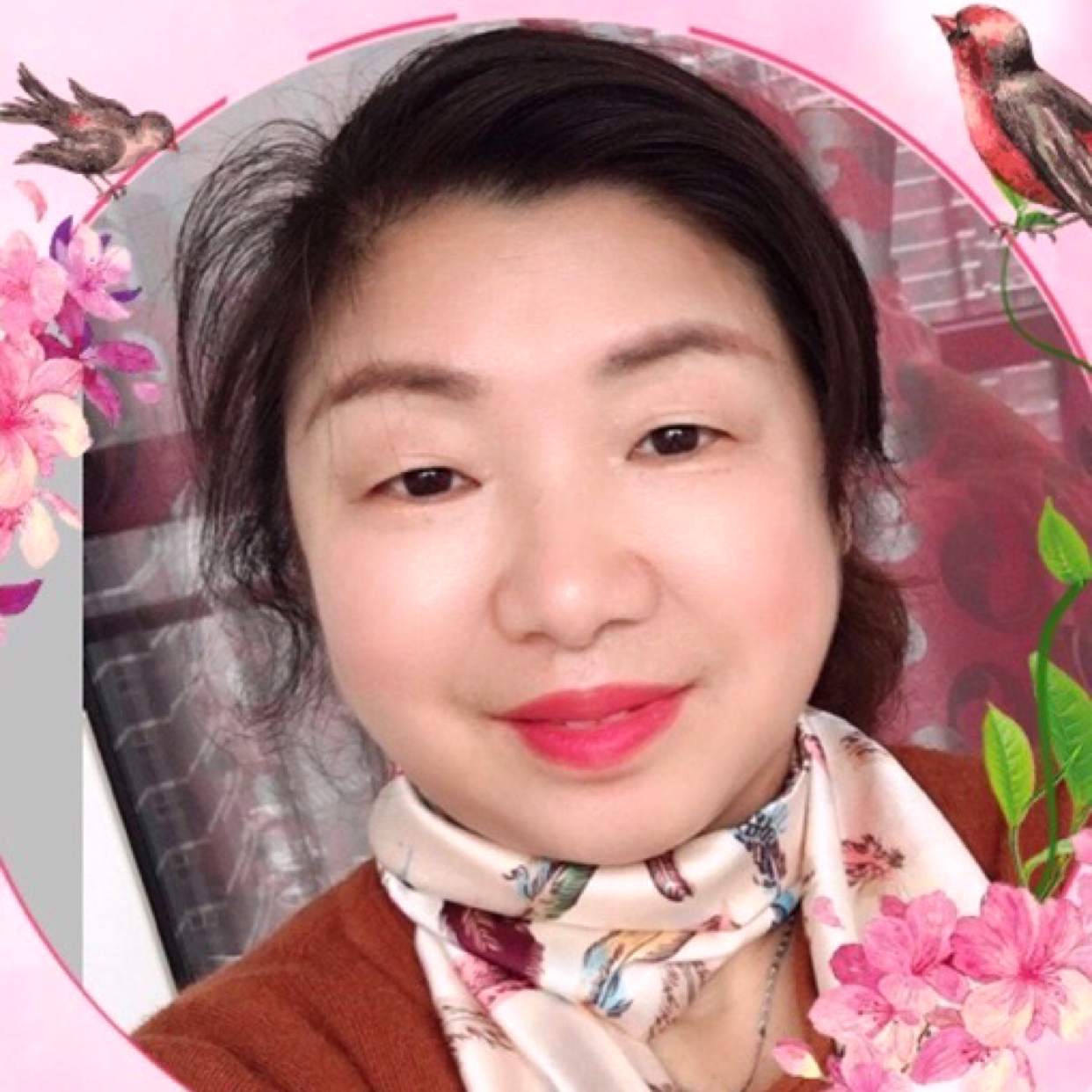 尊敬浅吻草丛的照片