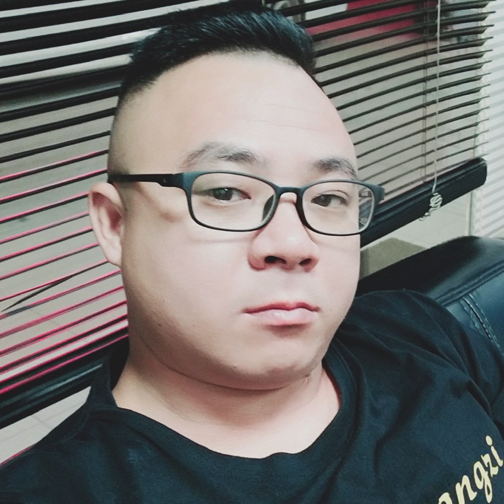 寂灭挽手路灯的照片