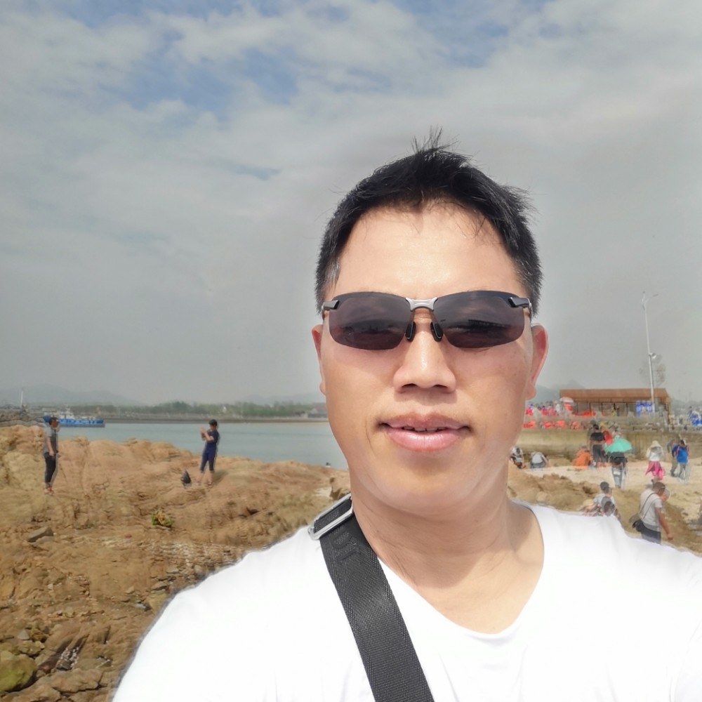 英勇蹙眉情动的照片