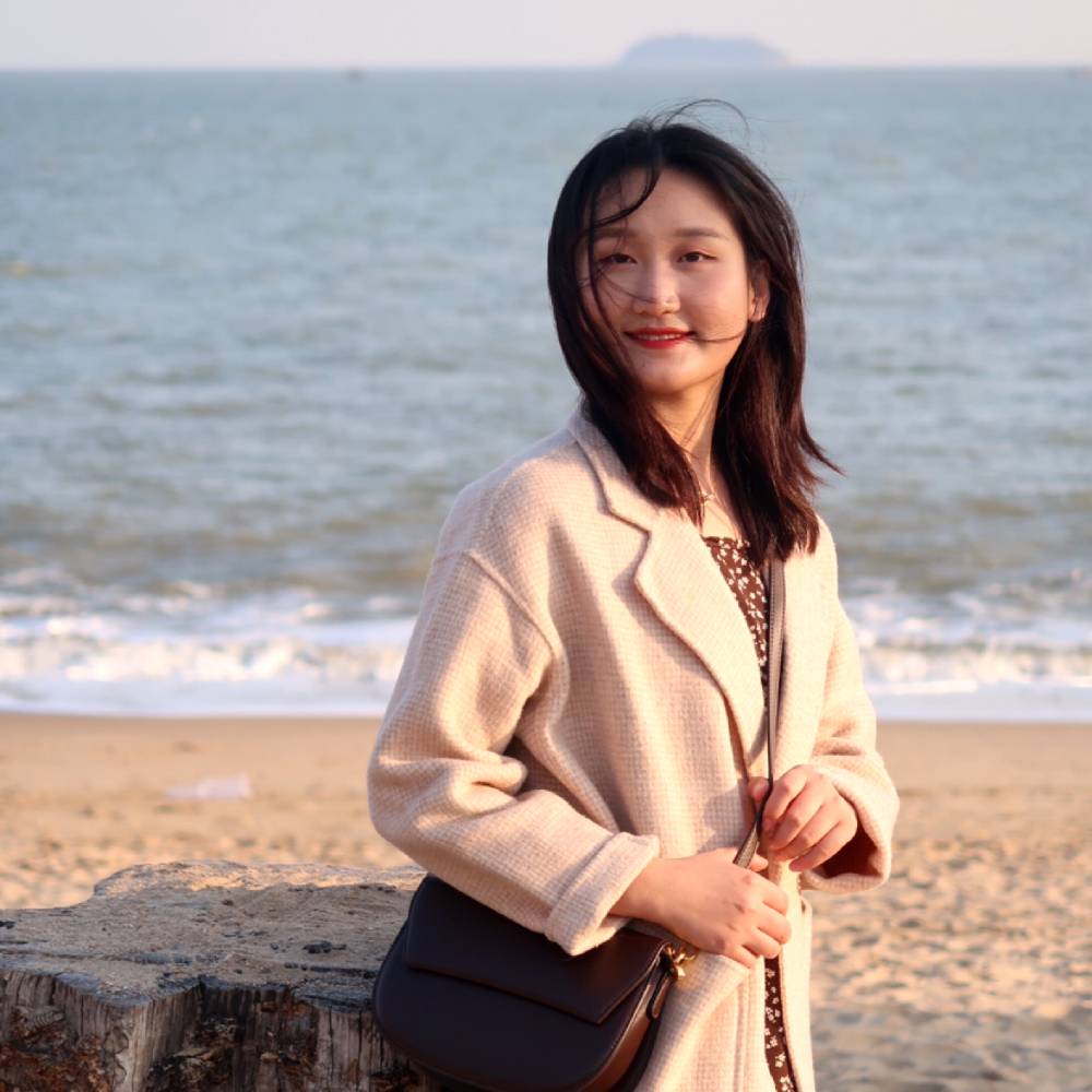 抠脚的小仙女的照片