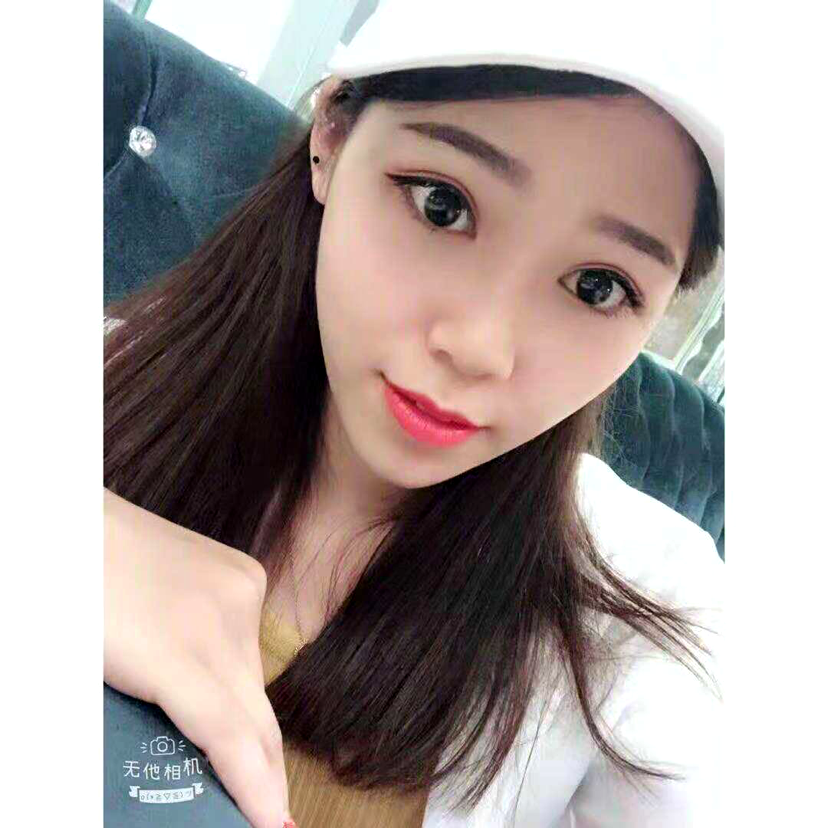 辛勤浅吻唇彩的照片