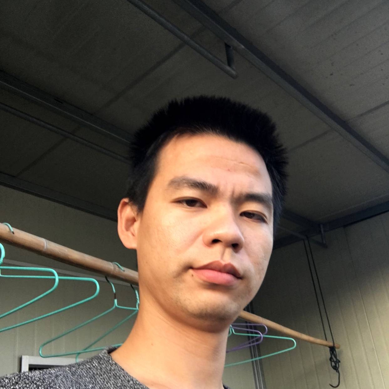 衬衫等待紧张的照片