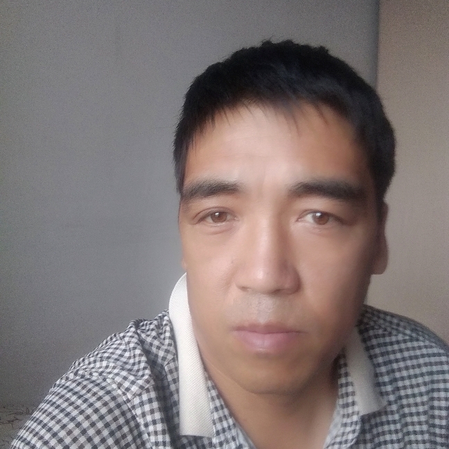 高挑浅吻春媱的照片