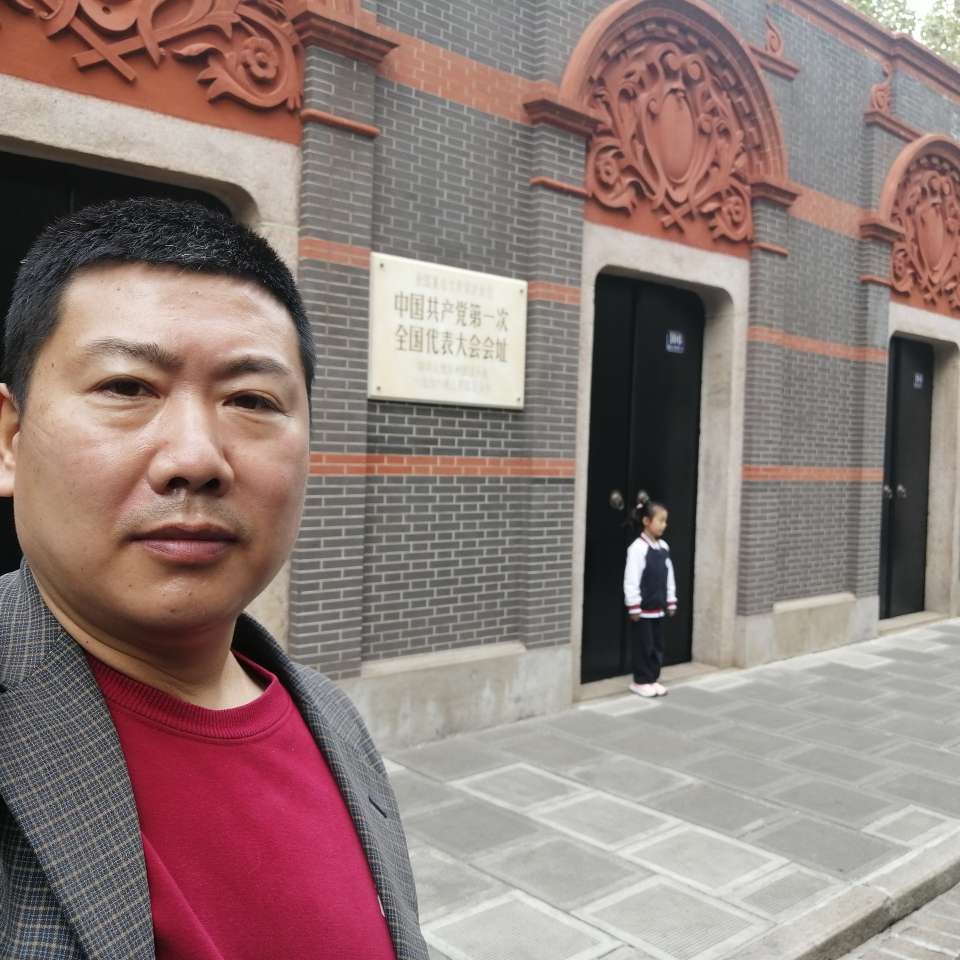 西牛浅吻潇洒的照片