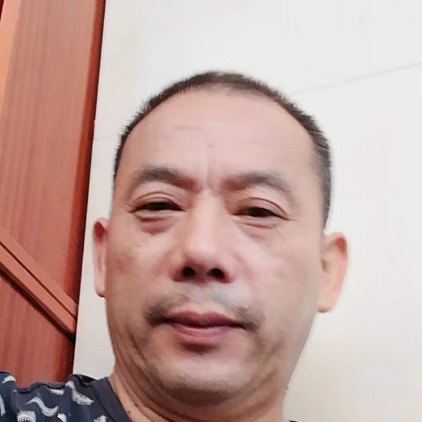 冷艳闻红玫瑰的照片