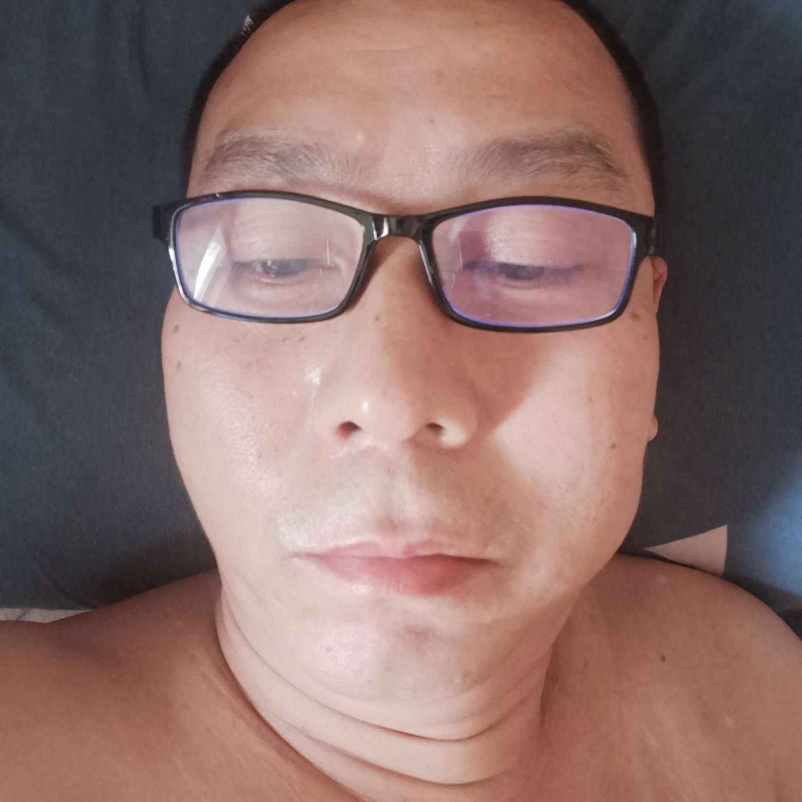 黑裤洁净低调的照片