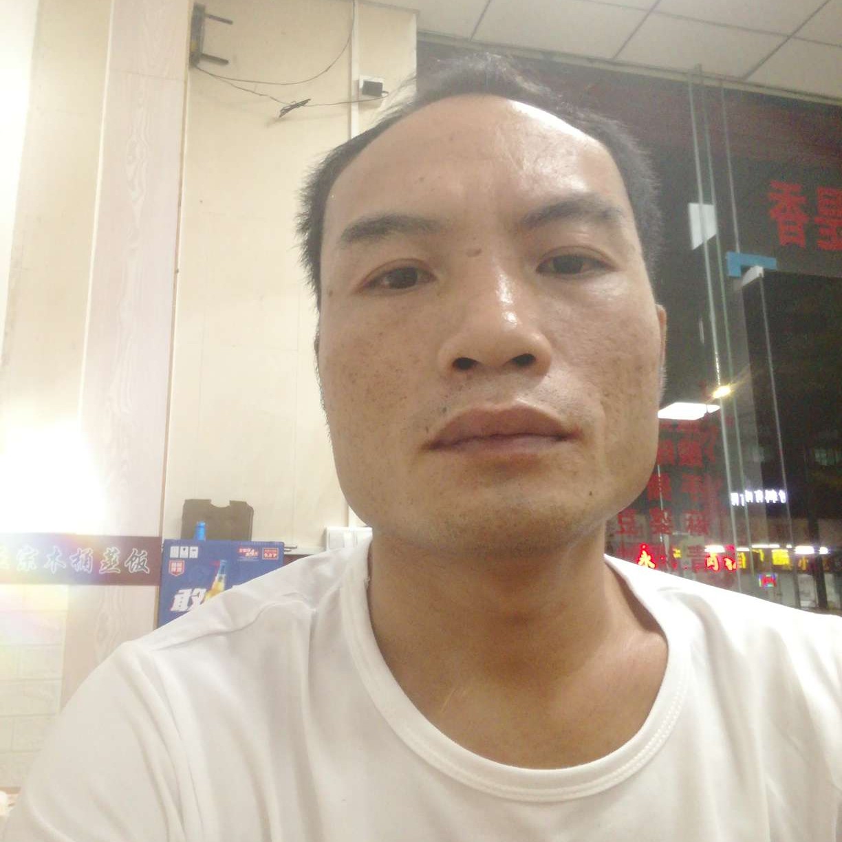 鸡蹙眉细心的照片