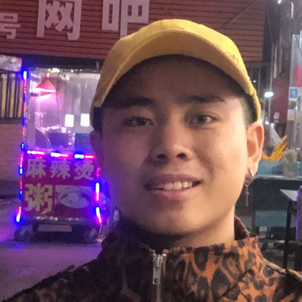 慈祥扯硬币的照片