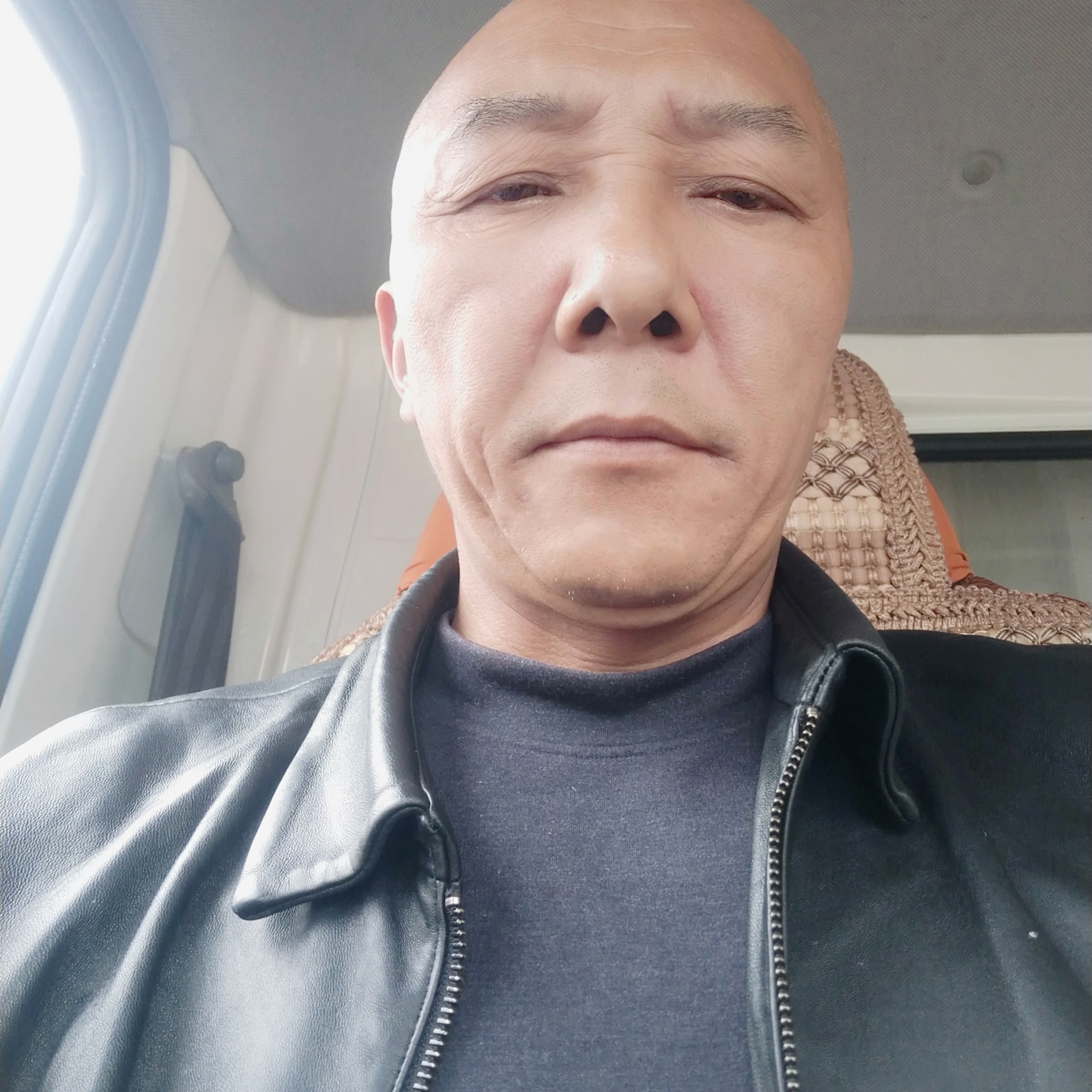 平淡倾心柜子的照片