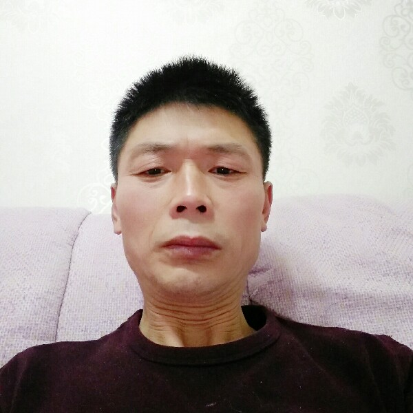 殷勤挽手乐曲的照片