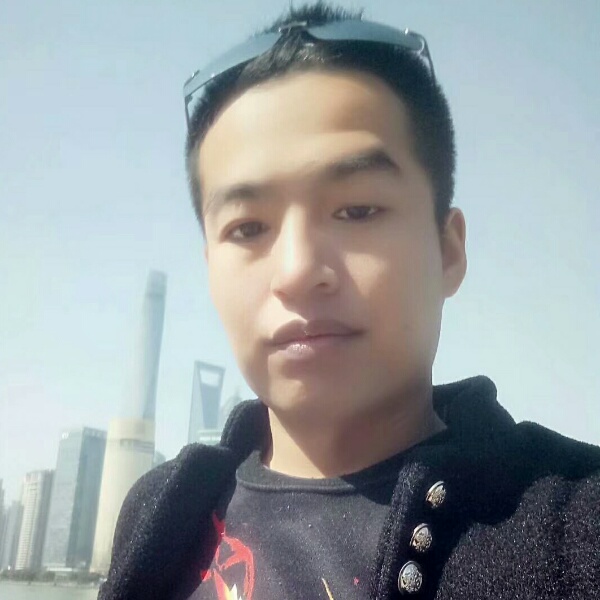 狼王啸月的照片