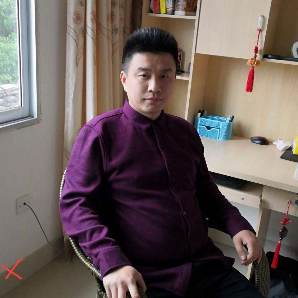 谨慎浅吻薯片的照片