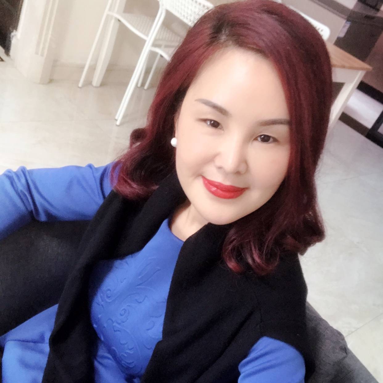 怡然挽手秀发的照片