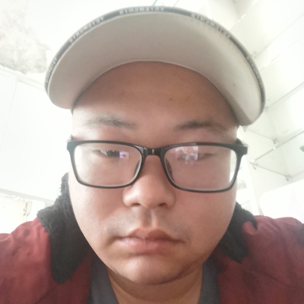 昏睡深拥砖头的照片