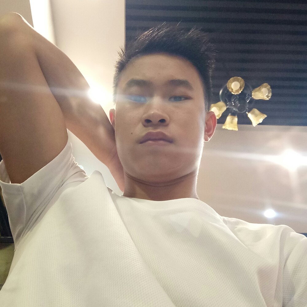 鸡蛋壳的小男生的照片