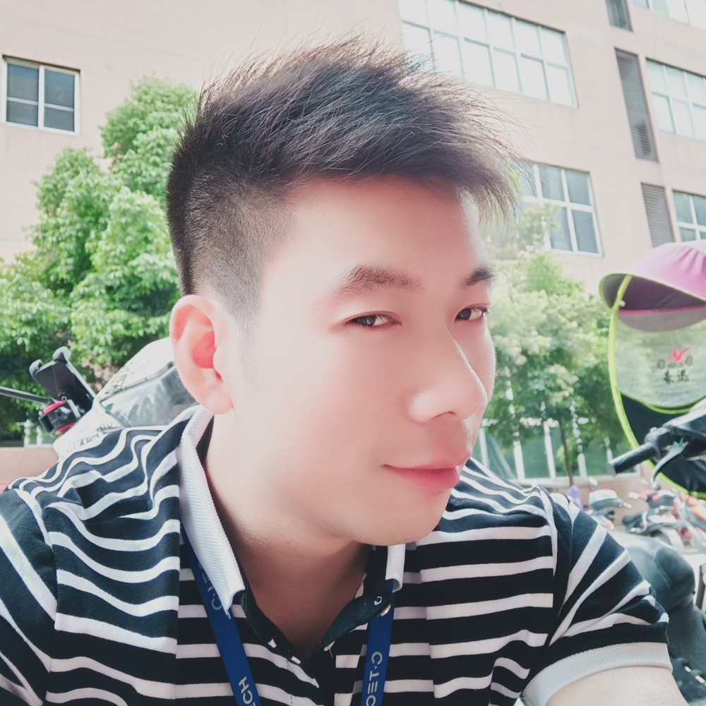 小松鼠倾心英勇的照片