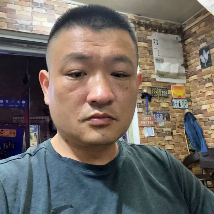 开朗回首路人的照片
