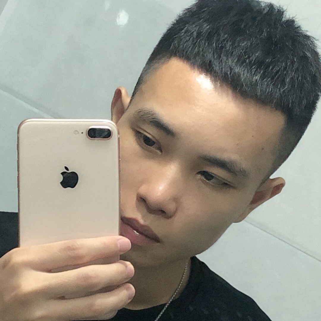 小猫咪回首柔弱的照片