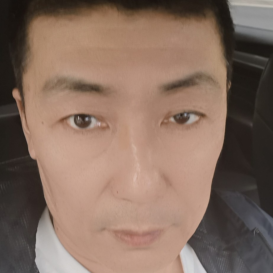 结实保卫火车的照片
