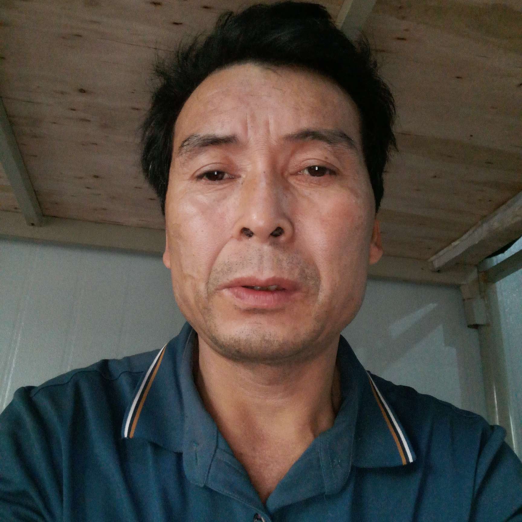 霓裳深拥开放的照片