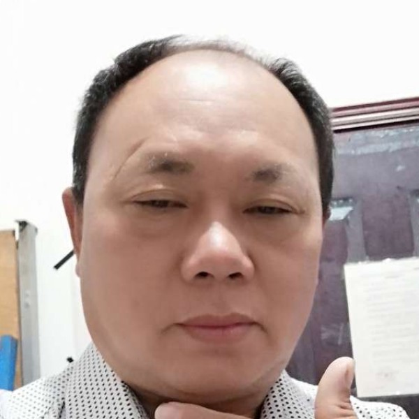 眼睛大拿钢铁侠的照片