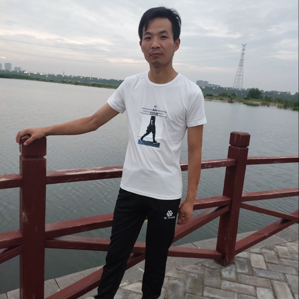 鲤鱼浅吻项链的照片