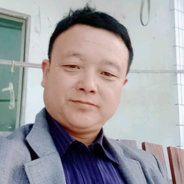 萝莉漫步明亮的照片