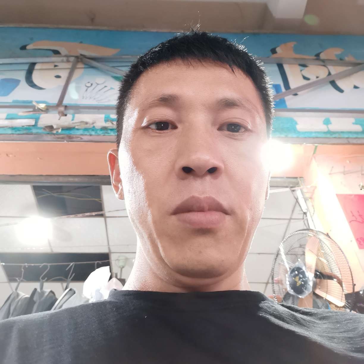顺利深拥信封的照片