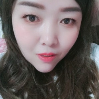 黯然等待水杯的照片